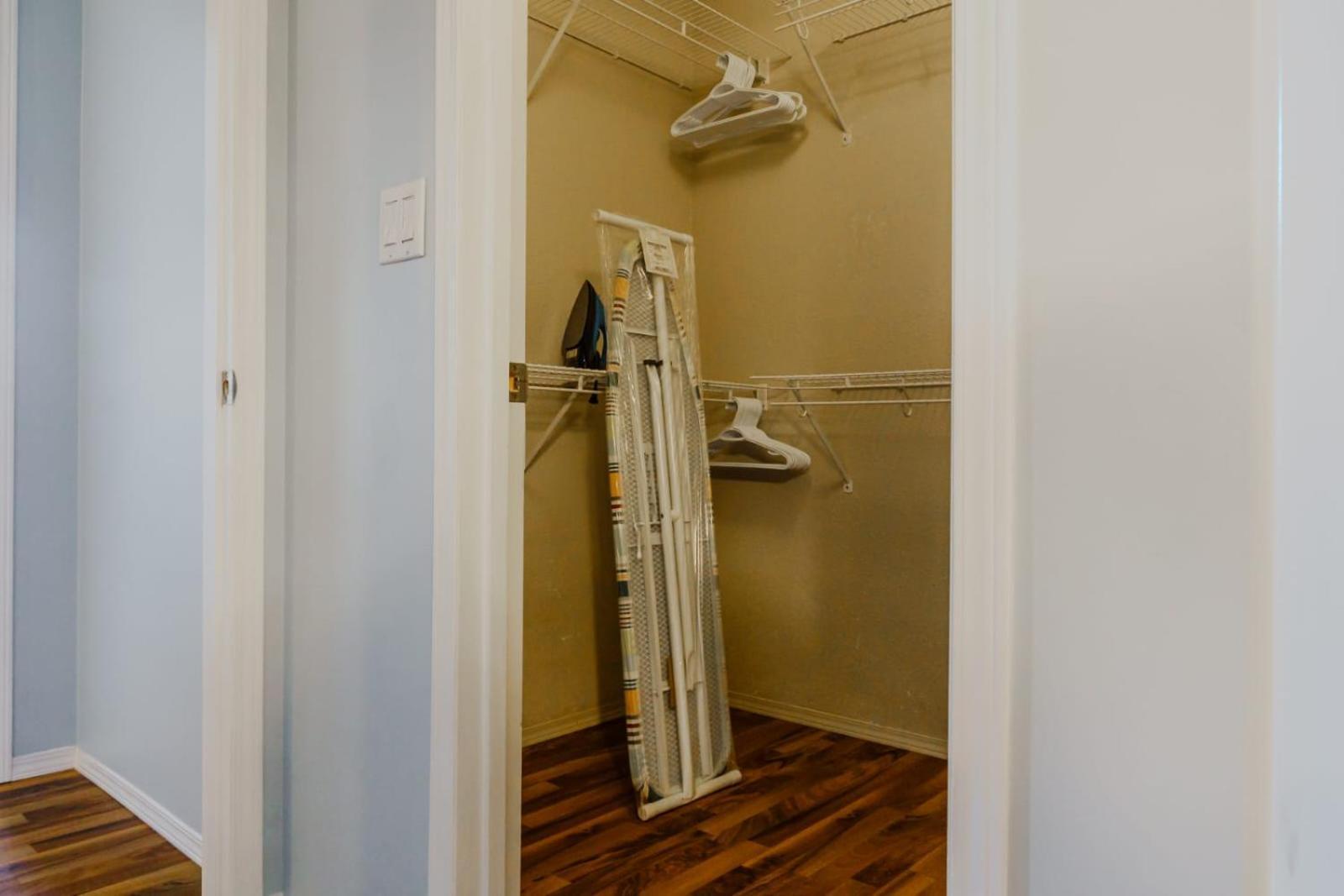 The Blue Door Hotel Гранд Прери Екстериор снимка